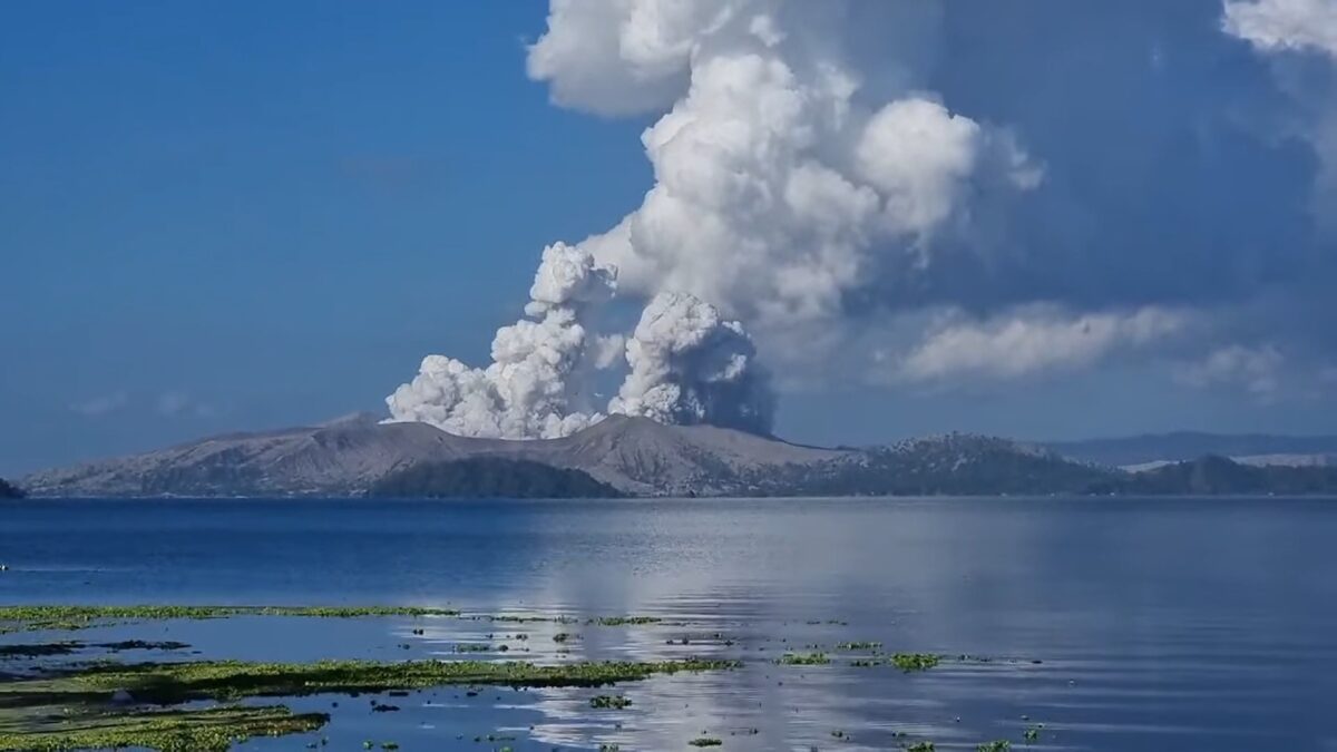 Erupción del volcán Taal desplaza a 10 mil personas en Filipinas
