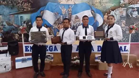 Estudiantes equipados aula tecnológica