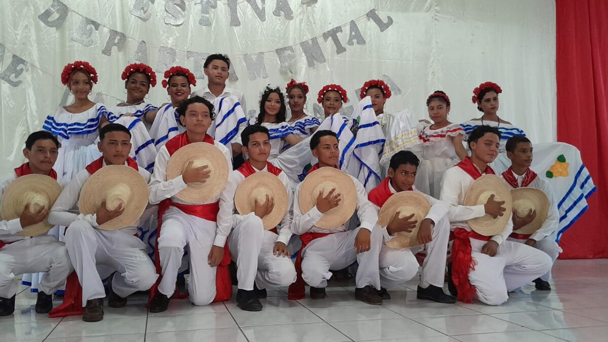 Estudiantes participan festival danzas