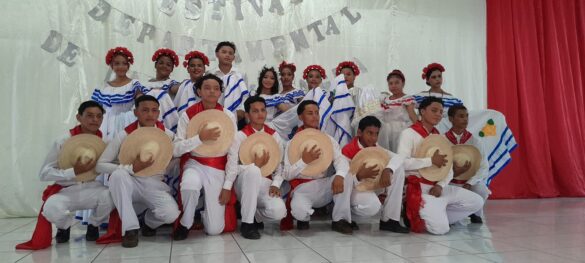 Estudiantes participan festival danzas