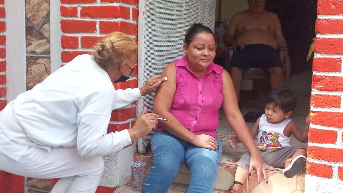Familias de Waspán Sur completan esquemas de vacunación contra la Covid-19