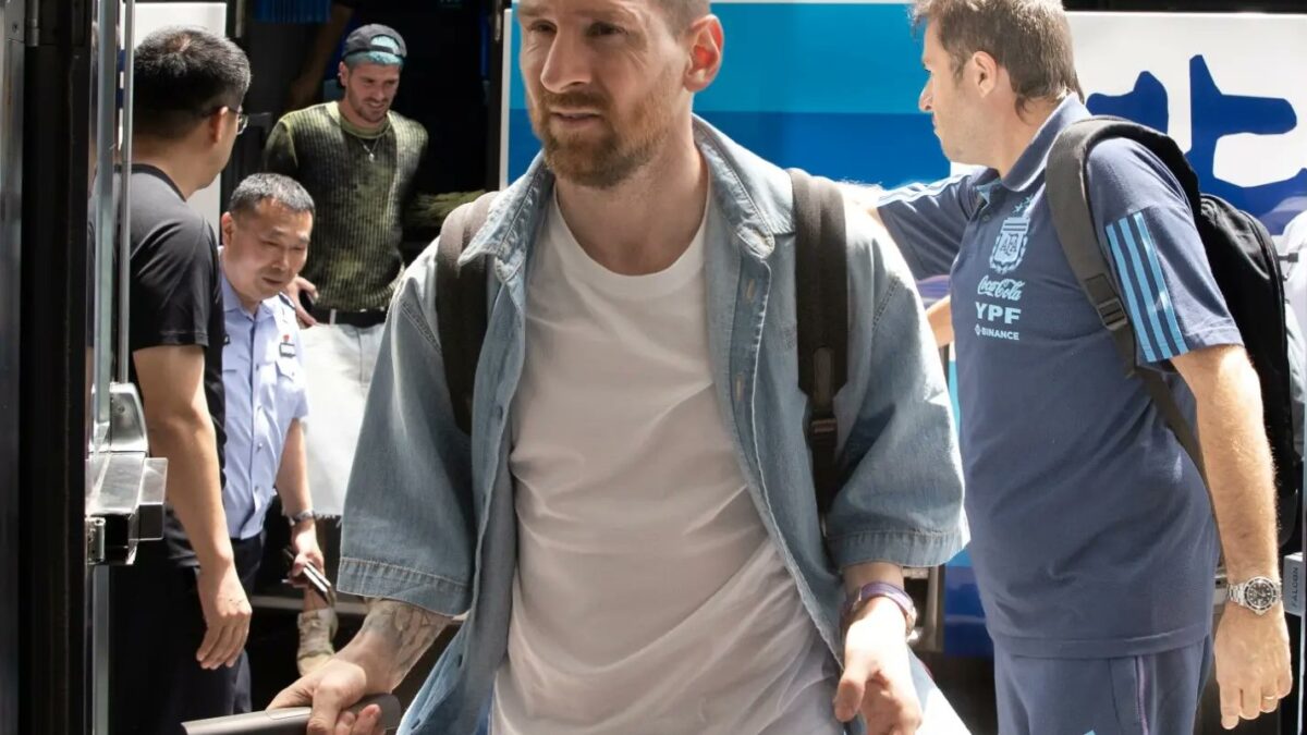 Messi atrapado rodeado fanáticos