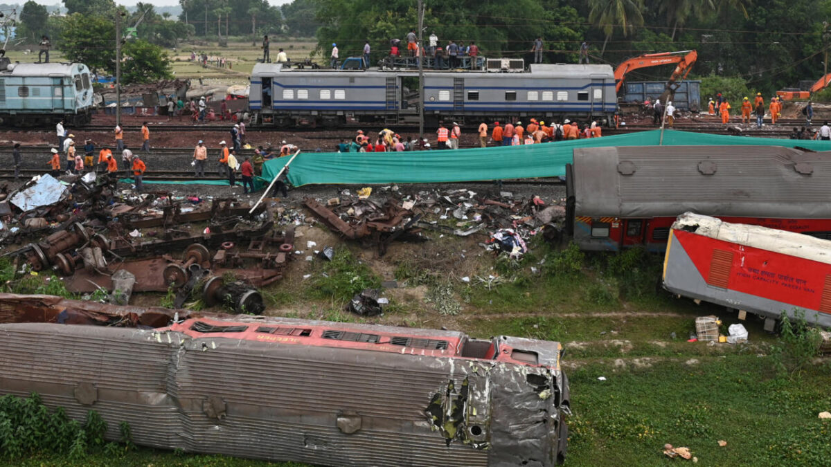 Restablecen servicio de trenes en vía afectada por accidente en India