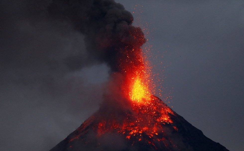 VOLCAN Filipinas aumenta lava