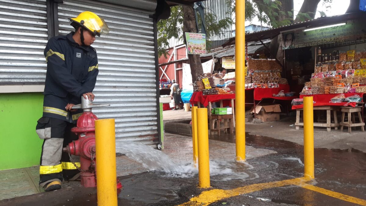 Bomberos inspeccionan hidrantes en mercado Roberto Huembes