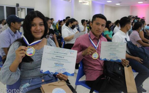 Estudiantes reconocimiento excelencia académica