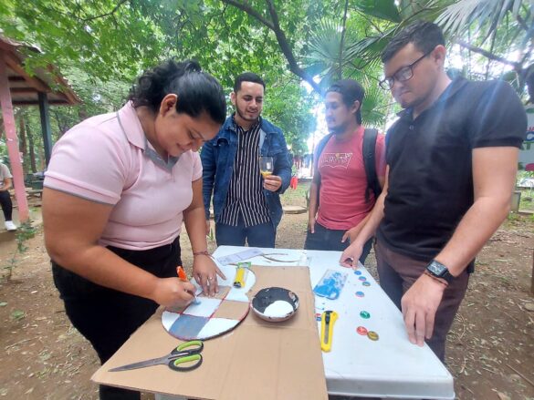 Jóvenes juguetes materiales reciclables