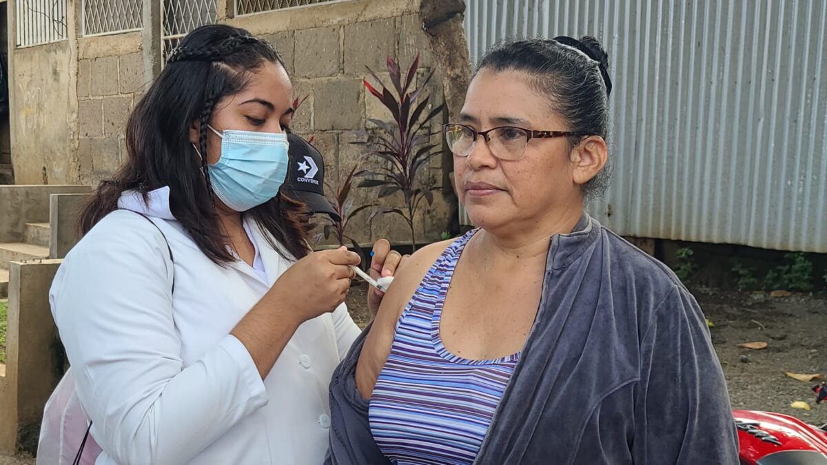 Minsa aplica vacunas contra la Covid-19 en el barrio 18 de Mayo