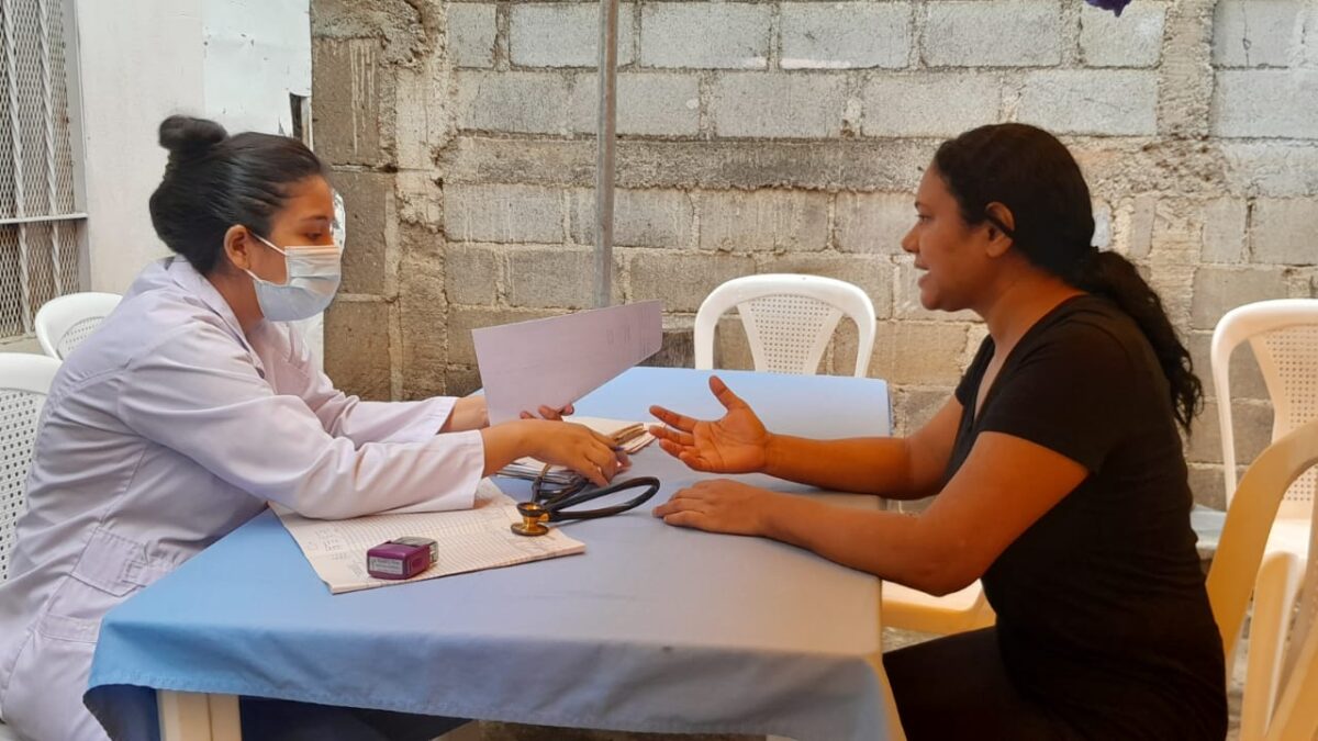 Pobladores atienden clínica móvil