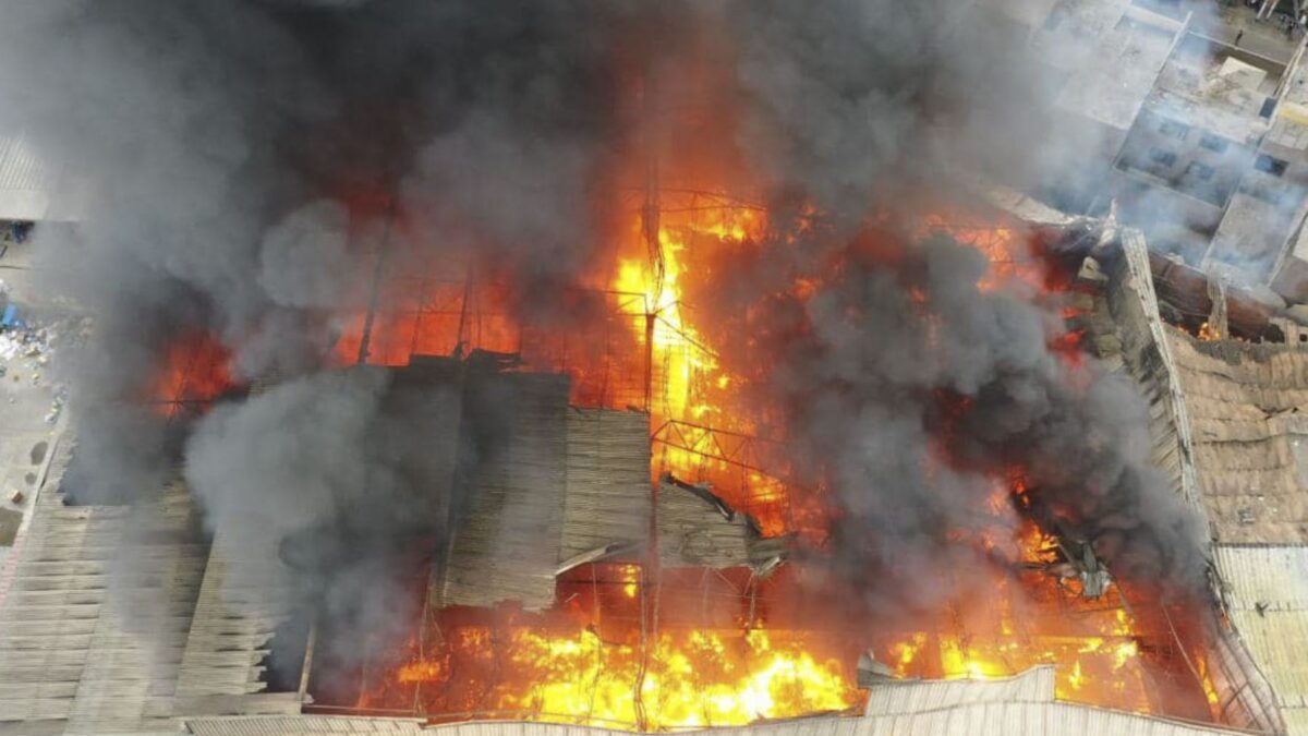 Grave incendio en almacén de telas en Lima
