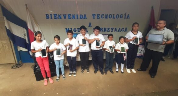 Estudiantes-reciben-equipos-tecnologicos