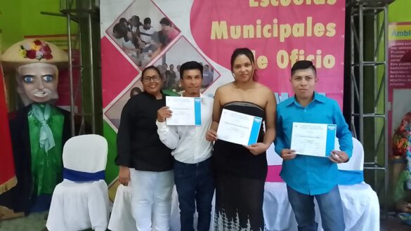 jóvenes egresan escuela oficio