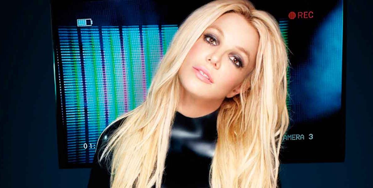 Britney-cabalga-topless-desierto