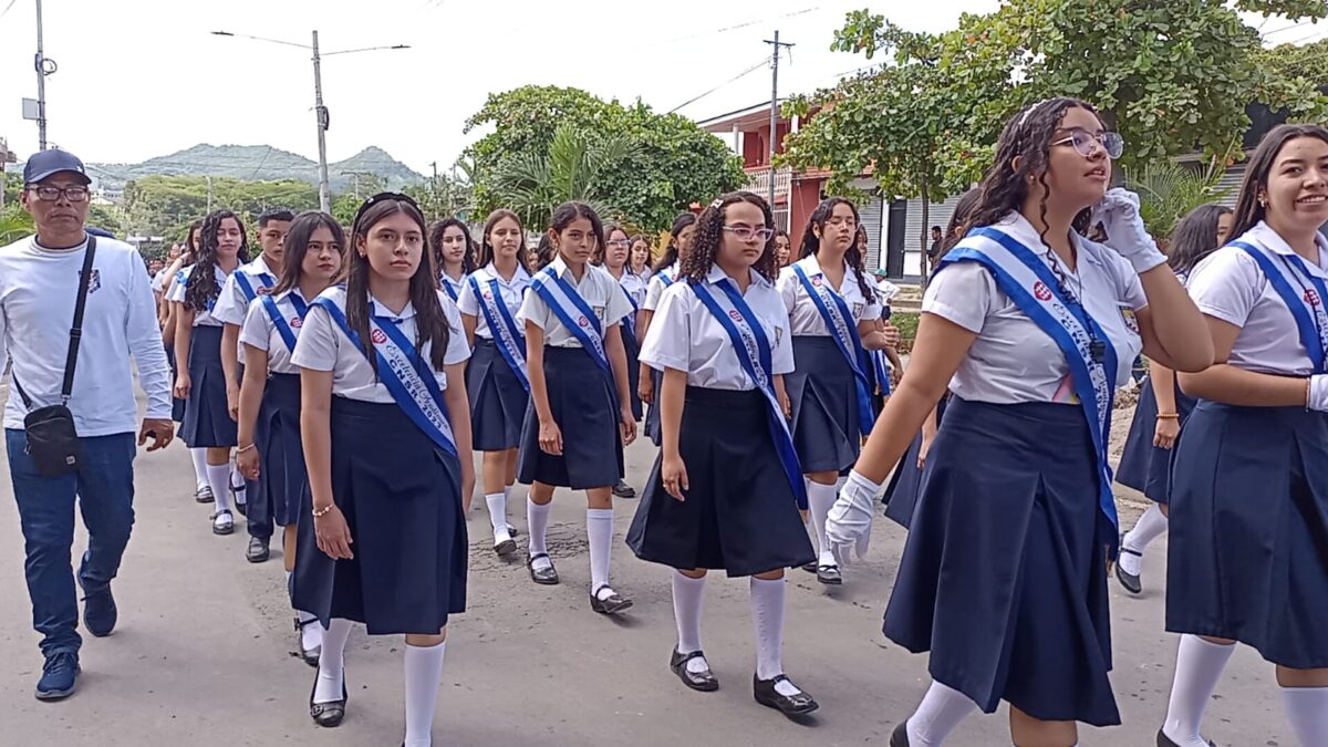 Estudiantes rinden homenaje a la patria en centro Escolares
