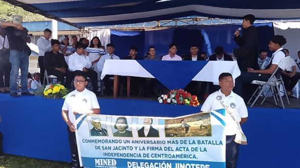 Estudiantes rinden centro Escolares