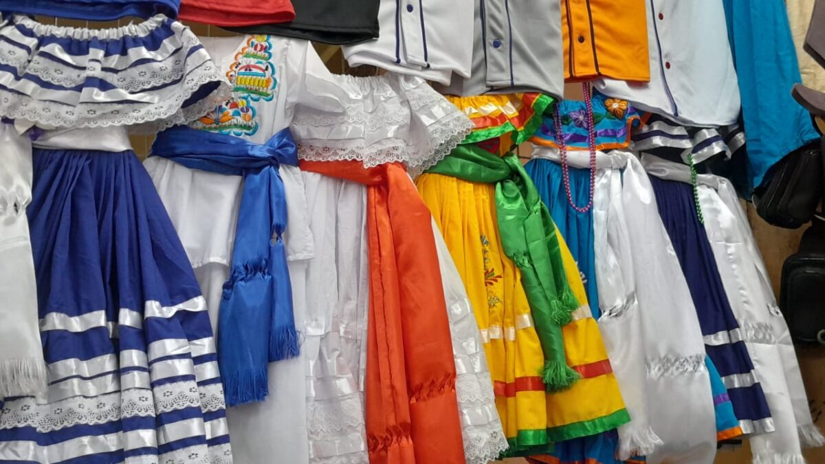 Mercado-Huembes-trajes-folcloricos
