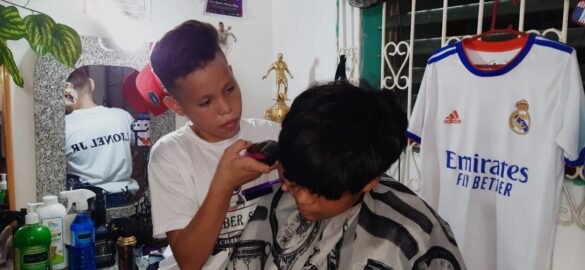 Niño instala propia Barbería 2