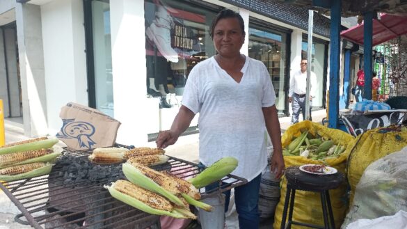 Venta-elotes-sustento-emprendedora