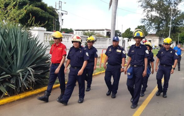 Bomberos unidos inspeccionan los cementerios de Nicaragua.