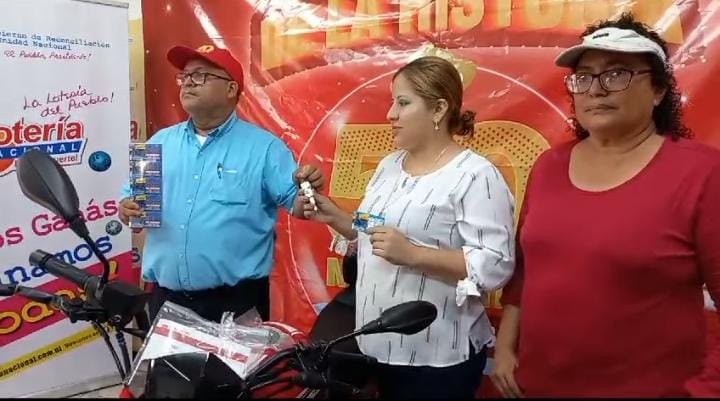 Lotería Nacional entrega motocicleta a joven caraceña.