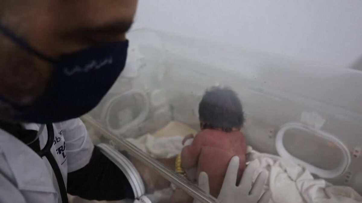 Médicos de Gaza rescatan a un bebé del vientre de su madre muerta en bombardeo
