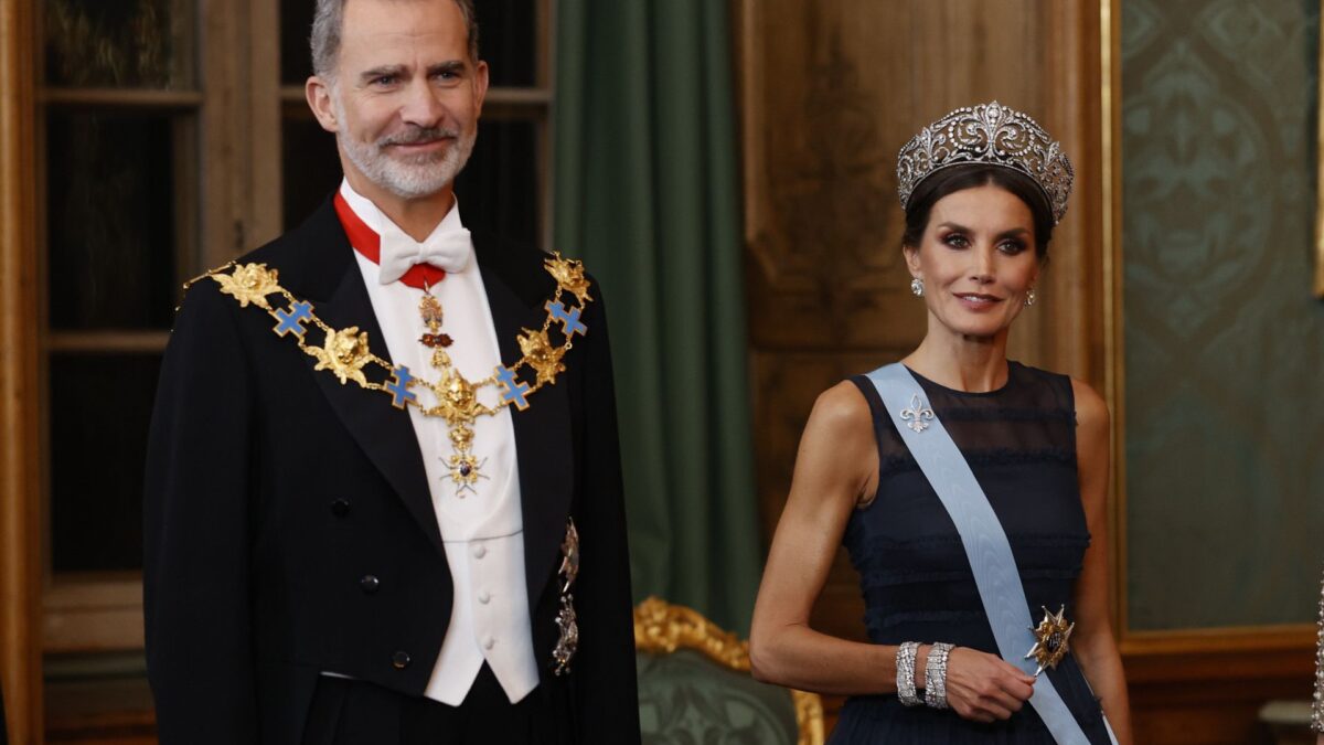 Los reyes Felipe VI y Letizia recrean en Oviedo su cómplice saludo