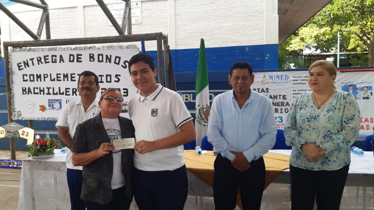 Inicia entrega de bono económico a más de 70 mil bachilleres nicaragüenses