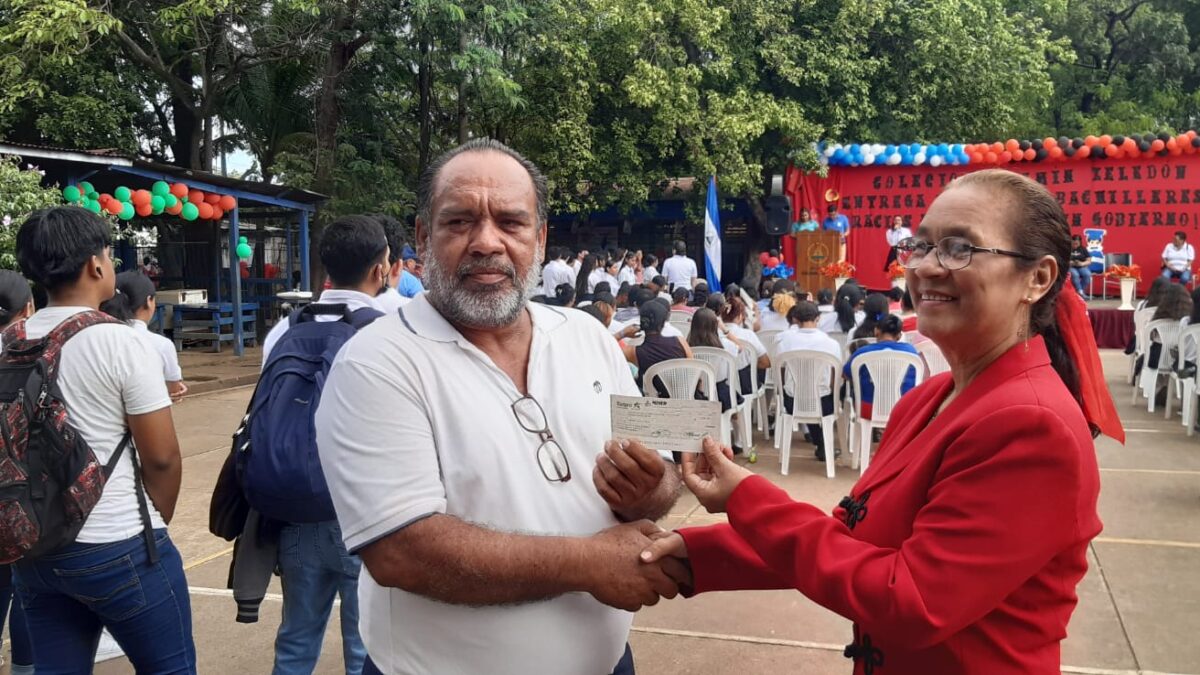 Ejemplar bachiller de 51 años recibe bono económico en Managua