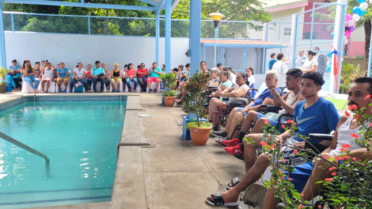 Inauguran piscina para hidroterapia en el Hospital Aldo Chavarría