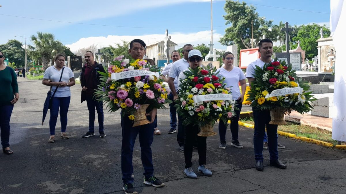 Colocan ofrendas florales a profesores destacados en la historia de Nicaragua.