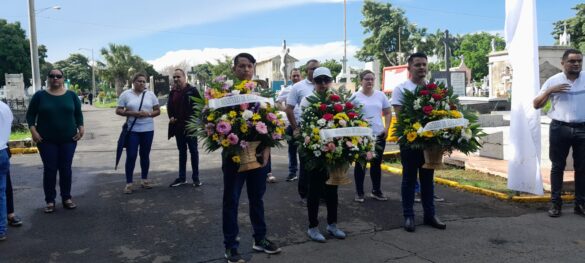 Colocan ofrendas florales a profesores destacados en la historia de Nicaragua.