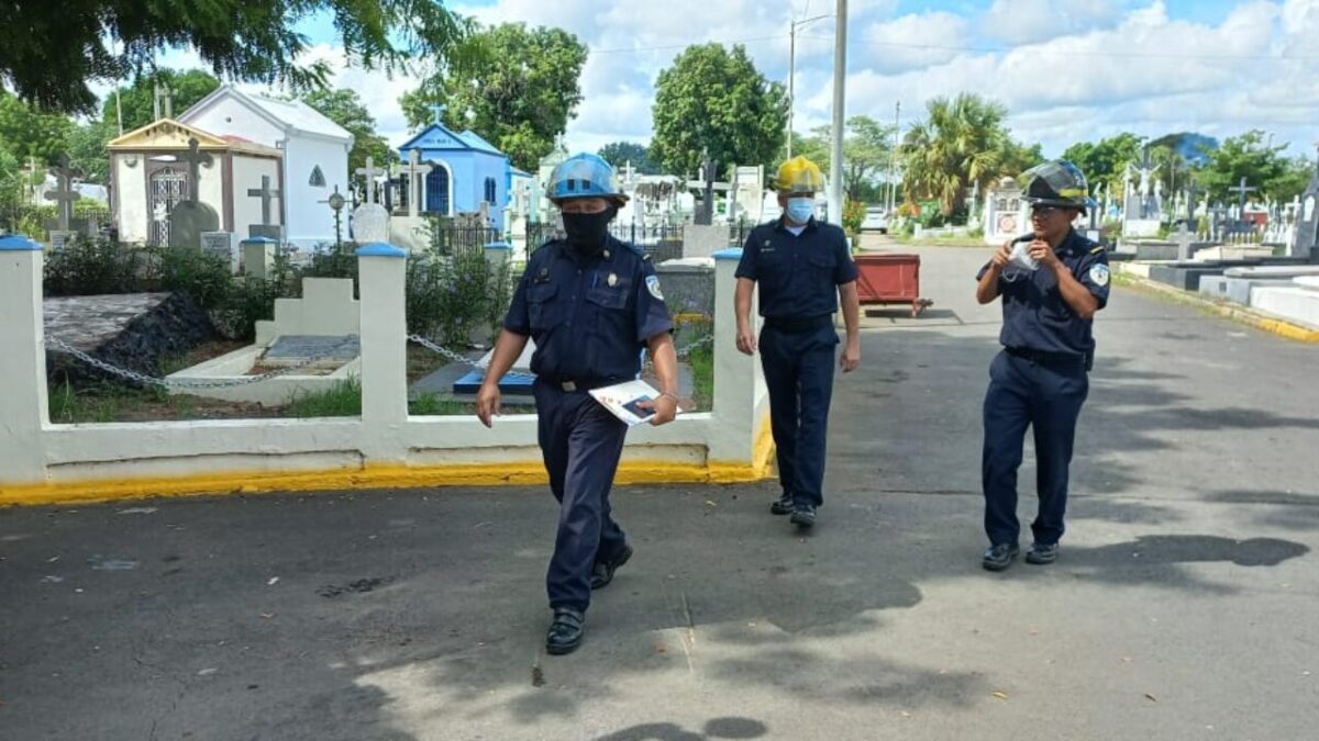 Policía Nacional y Bomberos Unidos brindan seguridad en los cementerios de Managua.