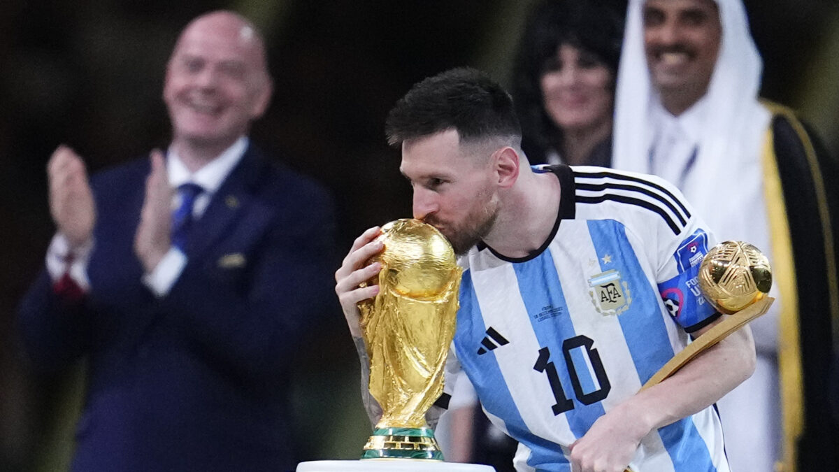 Subastan camisetas usadas por Messi en Mundial-2022 valuadas en USD 10 millones