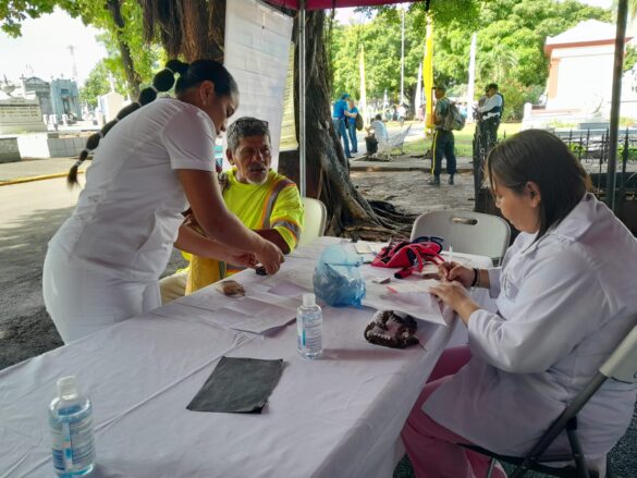 Minsa brinda salud a las familias presentes en los cementerios de la capital.