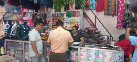 Comerciantes del Mercado Oriental listos con ofertas.