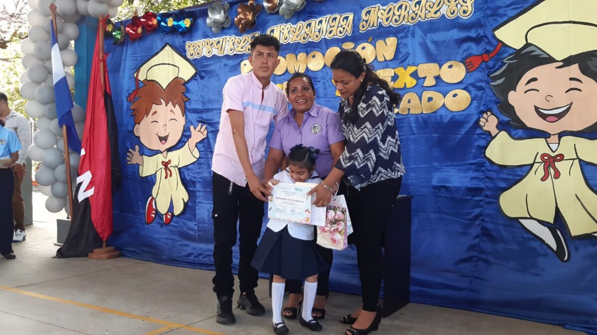 Gradúan con honores a estudiantes con discapacidad en Managua