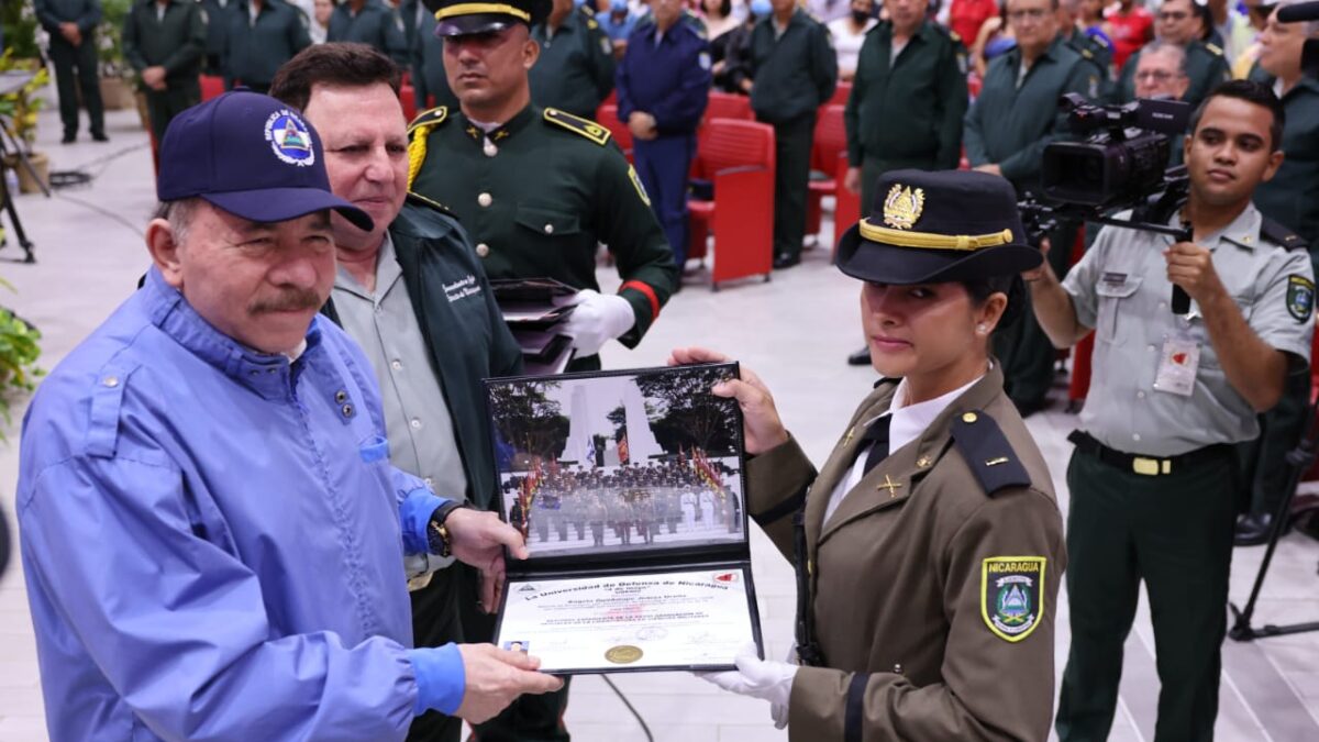Mujeres destacan en la graduación de Ciencias Militares del Ejército de Nicaragua, para servir a la patria 