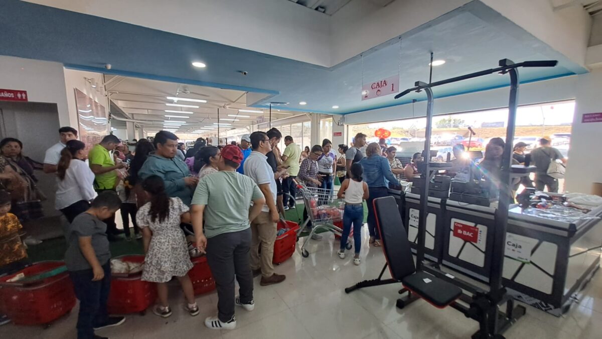 Impresionante desborde de compradores en preapertura de China Mall