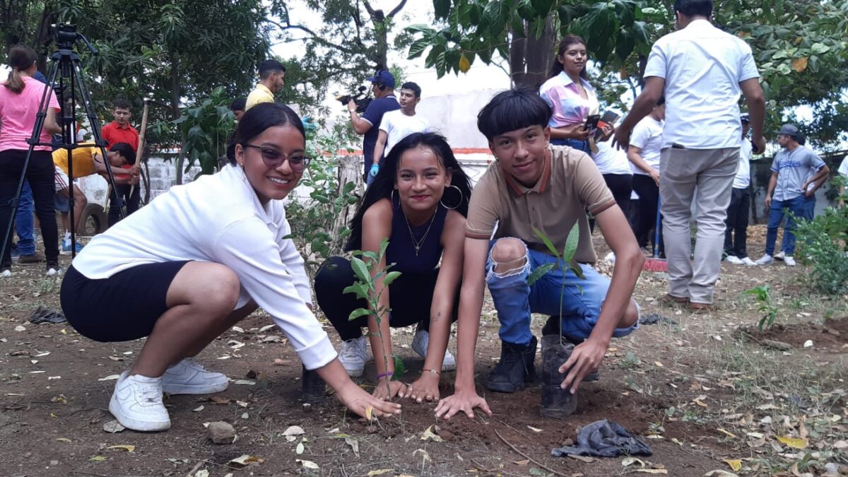 Estudiantes nicaragüenses celebran día mundial de la educación ambiental