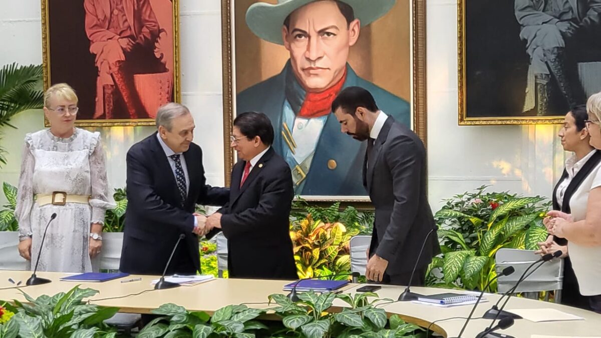 Nicaragua y la Republica de Crimea firman tratado de cooperación económica y comercial