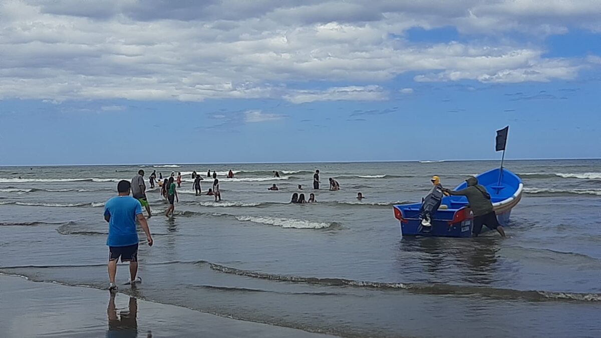 Familias salen de managua hacia el mar a refrescarse