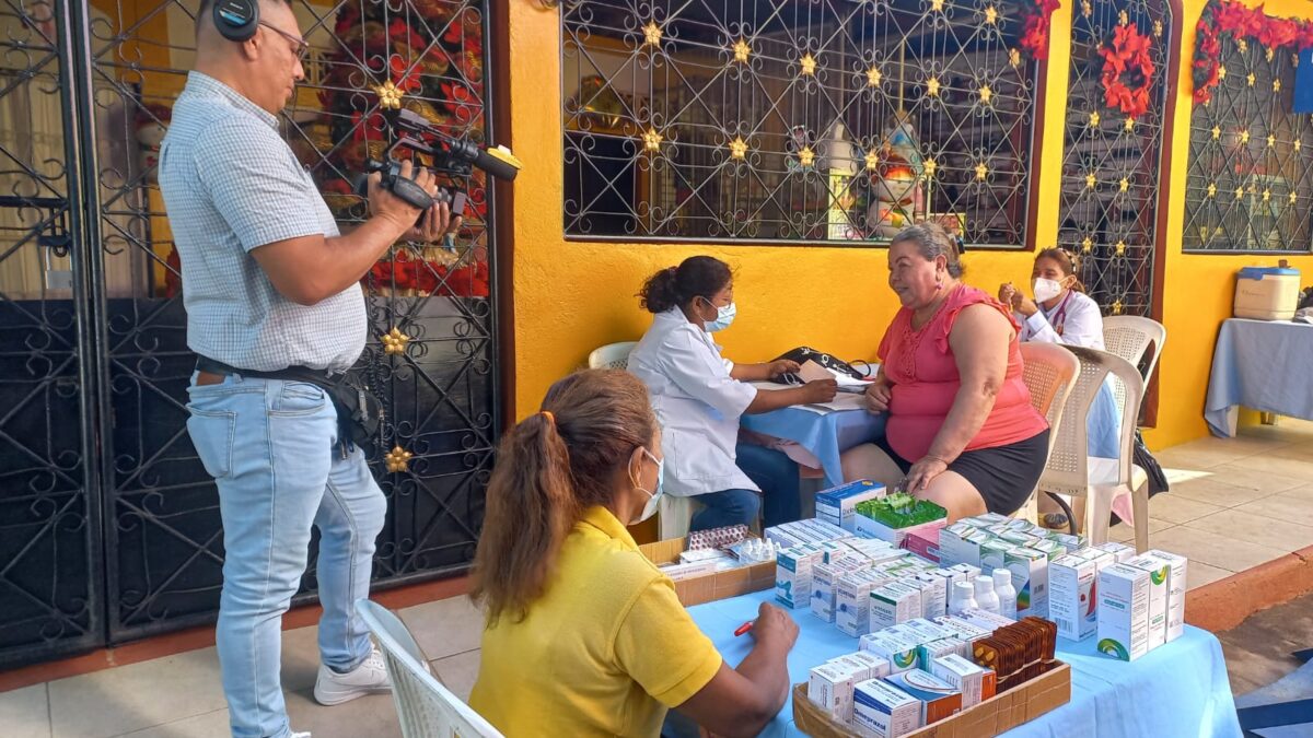 Acercan servicios de clínica móvil a los habitantes del Barrio Nora Astorga