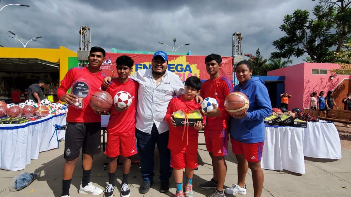 Continua entrega de utilaje deportivo para jóvenes atletas nicaragüenses