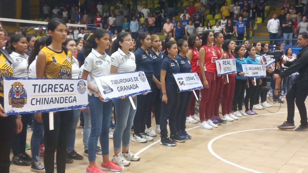 Leonas ganan primer juego, durante la inauguración de la liga Voleibol Femenino