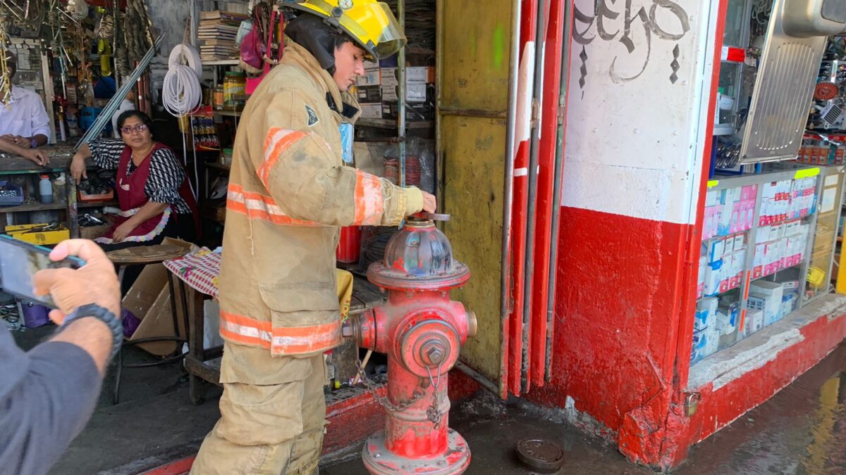 Bomberos inspeccionan hidrantes y sistema eléctrico en mercados de la capital