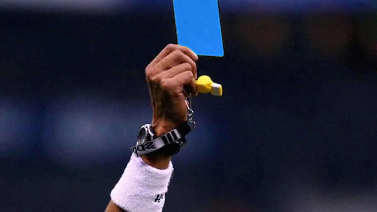 Las tarjetas azules llegan al fútbol mundial, la nueva medida es anunciada por la IFAB