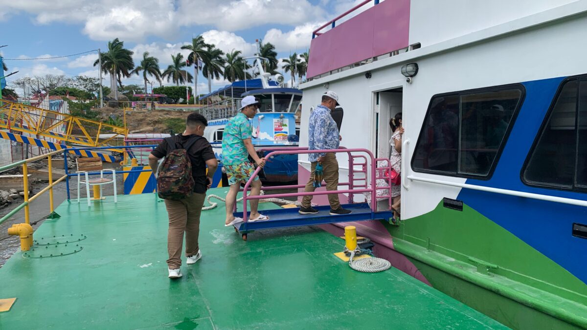 Familias disfrutan de la Isla del Amor: Un destino turístico en la capital