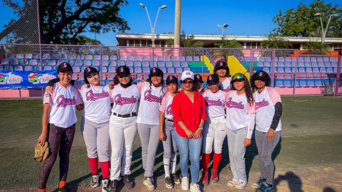 Niñas de las academias de la Alcaldía de Managua celebran el día de la Mujer practicando béisbol