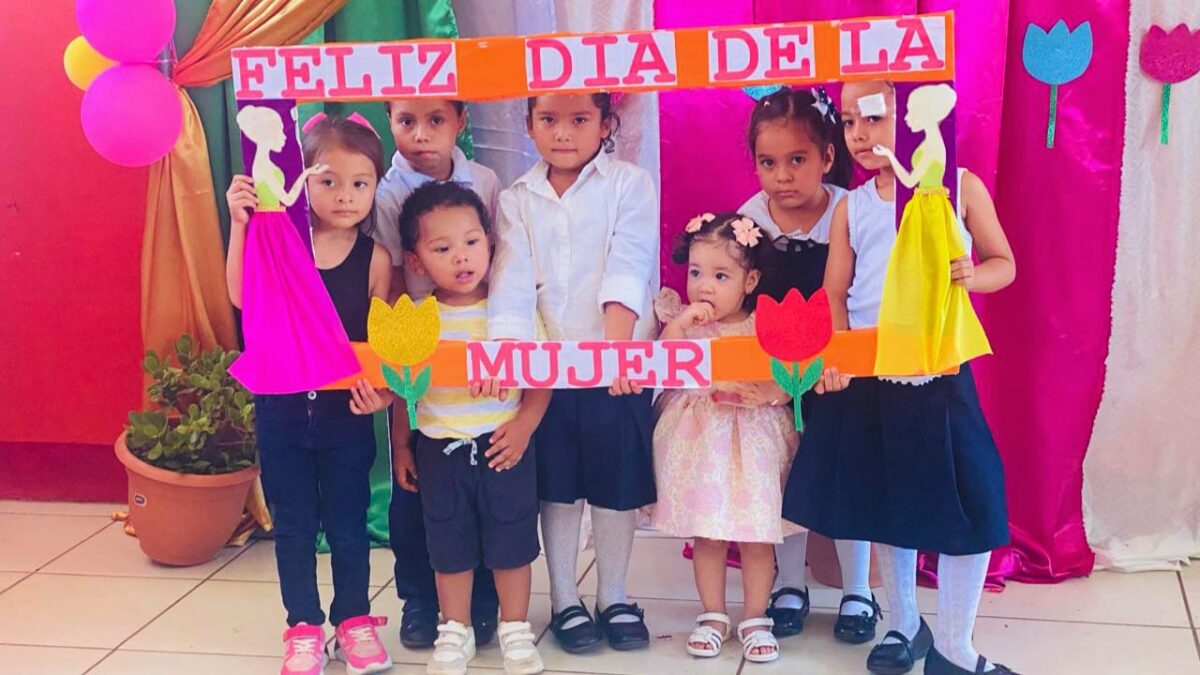 Niños y docentes celebran Día Internacional de la mujer con una mañana recreativa