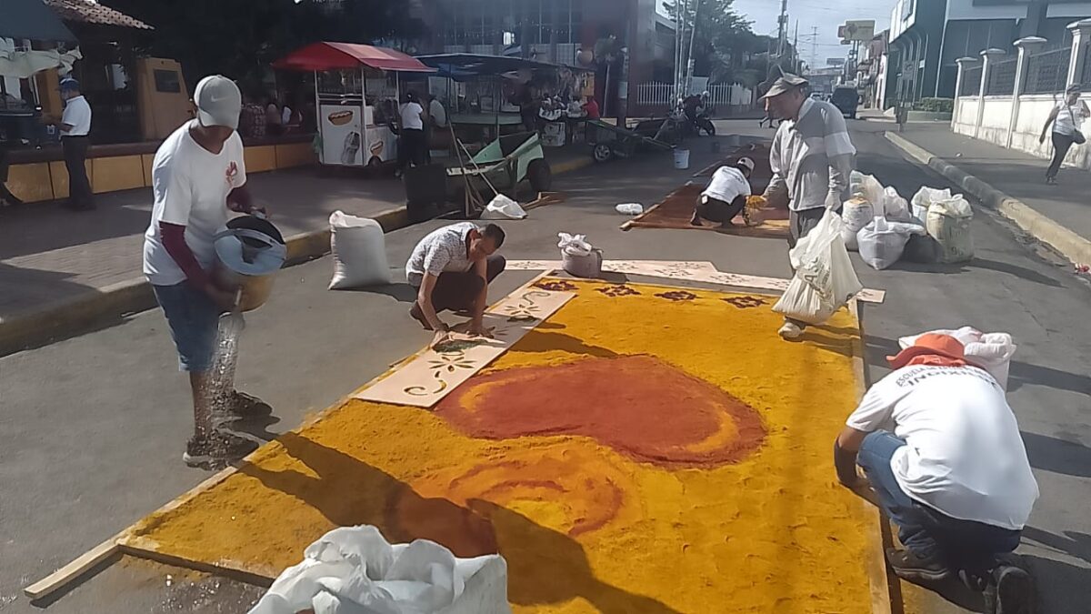 Elaboran tradicionales alfombras pasionarias en Jinotepe
